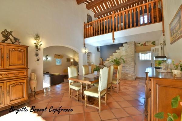 Dpt Bouches du Rhône (13), à vendre LA DESTROUSSE Maison Provençale de 230 m², piscine, sur terrain de 4 000 m²