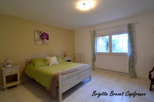 Dpt Bouches du Rhône (13), à vendre LA DESTROUSSE Maison Provençale de 230 m², piscine, sur terrain de 4 000 m²