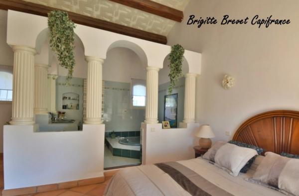 Dpt Bouches du Rhône (13), à vendre LA DESTROUSSE Maison Provençale de 230 m², piscine, sur terrain de 4 000 m²