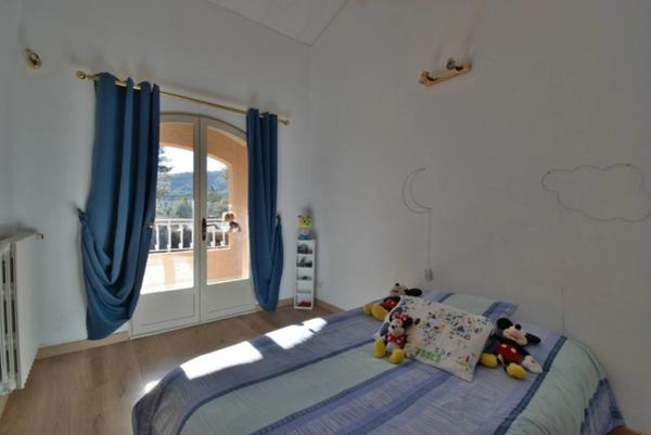 Dpt Bouches du Rhône (13), à vendre LA DESTROUSSE Maison Provençale de 230 m², piscine, sur terrain de 4 000 m²