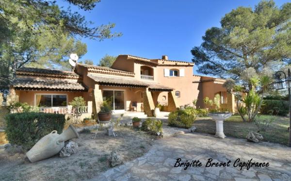 Dpt Bouches du Rhône (13), à vendre LA DESTROUSSE Maison Provençale de 230 m², piscine, sur terrain de 4 000 m²