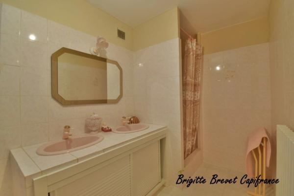 Dpt Bouches du Rhône (13), à vendre LA DESTROUSSE Maison Provençale de 230 m², piscine, sur terrain de 4 000 m²