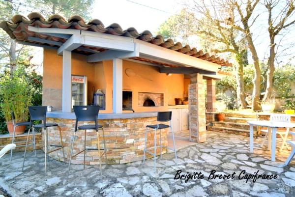 Dpt Bouches du Rhône (13), à vendre LA DESTROUSSE Maison Provençale de 230 m², piscine, sur terrain de 4 000 m²