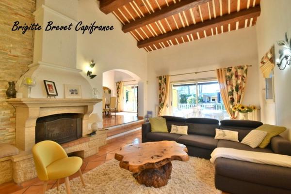 Dpt Bouches du Rhône (13), à vendre LA DESTROUSSE Maison Provençale de 230 m², piscine, sur terrain de 4 000 m²