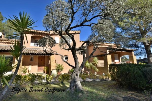 Dpt Bouches du Rhône (13), à vendre LA DESTROUSSE Maison Provençale de 230 m², piscine, sur terrain de 4 000 m²
