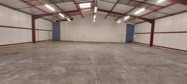 Local artisanal, commercial ou dépôt de 400 m²