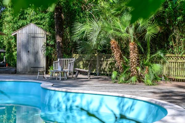 Bâtisse et annexes de charme avec piscine entre golf et plage.
