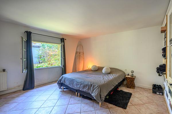 Bâtisse et annexes de charme avec piscine entre golf et plage.