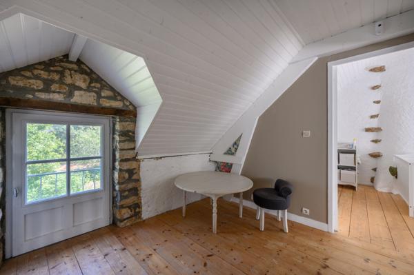 Bâtisse et annexes de charme avec piscine entre golf et plage.