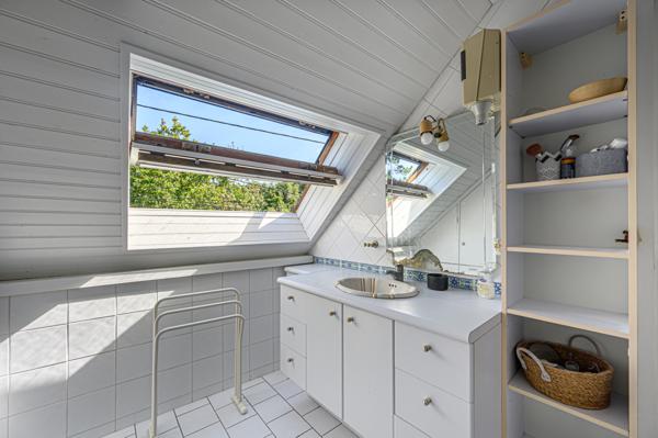 Bâtisse et annexes de charme avec piscine entre golf et plage.