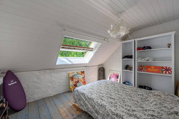 Bâtisse et annexes de charme avec piscine entre golf et plage.