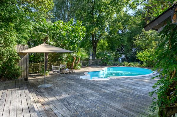Bâtisse et annexes de charme avec piscine entre golf et plage.
