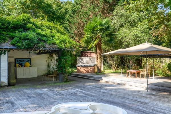 Bâtisse et annexes de charme avec piscine entre golf et plage.