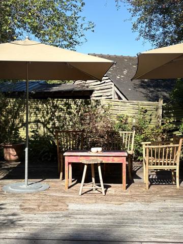 Bâtisse et annexes de charme avec piscine entre golf et plage.