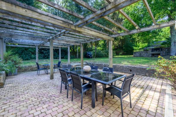 Bâtisse et annexes de charme avec piscine entre golf et plage.