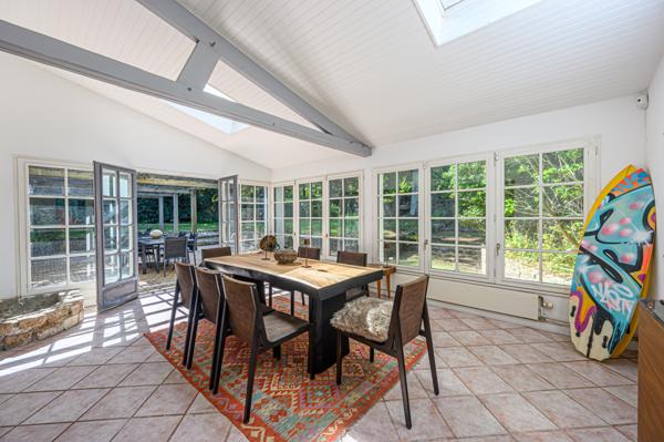 Bâtisse et annexes de charme avec piscine entre golf et plage.