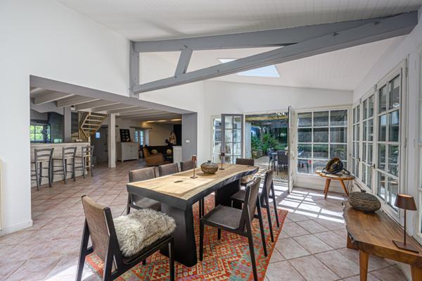 Bâtisse et annexes de charme avec piscine entre golf et plage.