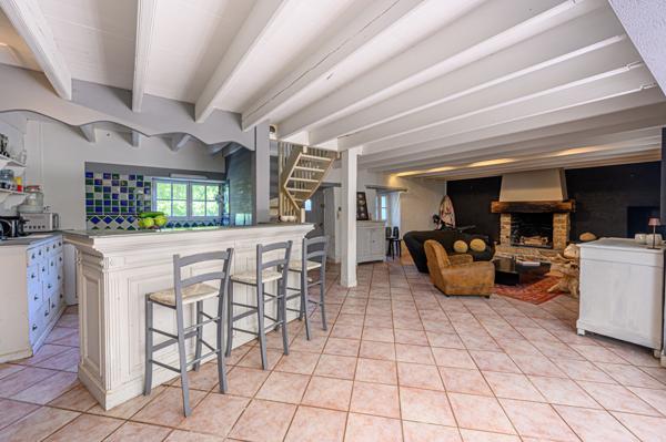 Bâtisse et annexes de charme avec piscine entre golf et plage.