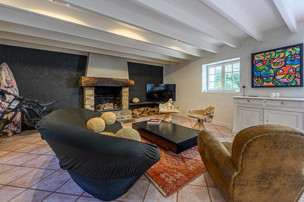 Bâtisse et annexes de charme avec piscine entre golf et plage.