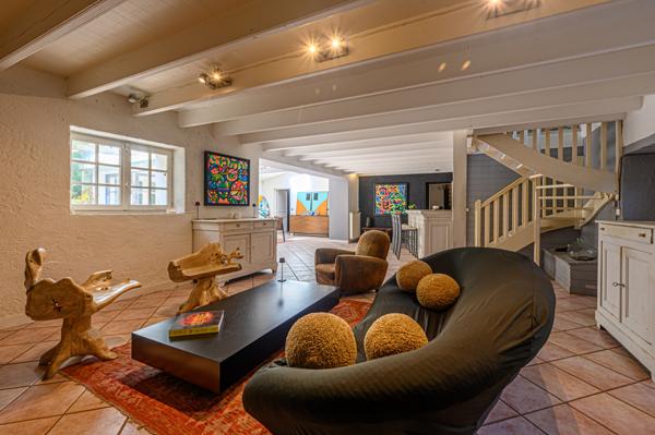 Bâtisse et annexes de charme avec piscine entre golf et plage.