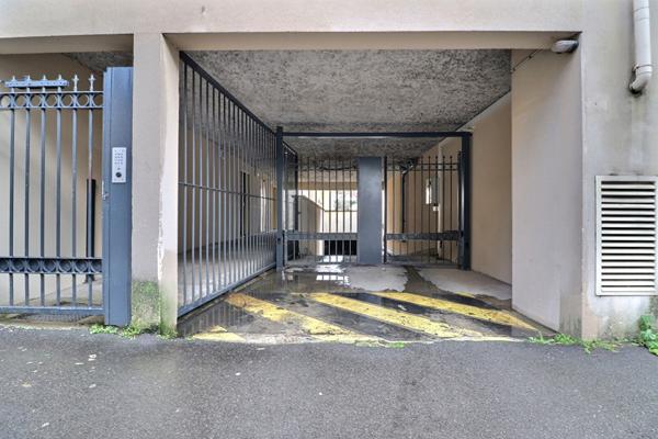 PLACE DE PARKING TAVERNY