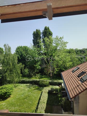 Visite Virtuelle sur demande! 

Dans la résidence-services privée Paul- Gauguin dans un secteur d'habitation pavillonnaire, à proximité de la coulée verte avec des nombreux espace vert et aux Portes de Paris.
Studio de 37 m2 situé au dernier étage sur deux niveaux composé: d' une grande pièce à vivre, une cuisine ouverte et une salle d'eau avec w-c respectant les normes PMR.

L'établissement est composé de 93 studios de 19m2 à 45m2 avec des services hôteliers (animation, service de blanchissage), soins infirmiers, kinésithérapie et orthophonie, aide à la personne, salon de coiffure et d'esthétique, sécurité 24/24h. Année de construction 1990.

Vendu loué fin de bail juin 2026.
Montant du loyer: 990 euros charges comprises.
Charge annuel: 5 880 euros
Taxe foncière: 904 euros.
Transports en commun: Bus 294, Tram T10.

Des travaux ont été réalisés au sein de la copropriété de la résidence senior. Ils comprennent la modernisation de l'ascenseur avec remplacement de certains éléments, le rafraichissement des parties communes ainsi que le renouvellement du système d'alarme par un dispositif plus sécurisé. 

Achat à réaliser pour personne âgée ou une personne PMR qui recherche un logement dans une résidence sécurisé ou pour un investissement locatif.

Gros Chênes - Noisette - Tombeau de Molé est un quartier de la ville de Verrières-le-Buisson situé dans le département de l’Essonne (91). Les 2 338 habitants de ce quartier (sur les 15 610 de la commune) ont un âge moyen de 45 ans. La catégorie socio-professionnelle la plus représentée dans le quartier est celle des cadres. Côté immobilier, les habitations du quartier sont réparties en 30 % de maisons et 70 % d'appartements. La part de logements sociaux est ici de 8 %. La taxe d'habitation s'élève à 17 % et la taxe foncière à 21 % (en moyenne pour le département : taxe d'habitation à 25 %, taxe foncière à 13 %). Quant à la taxe d’enlèvement des ordures ménagères, elle est de 5 % .

Pour planifiez une visite Mme Jihane Younsi EI est à votre disposition au 06.23.16.58.94 inscrite au R.S.A.C de Nanterre sous le numéro 88 309 04.