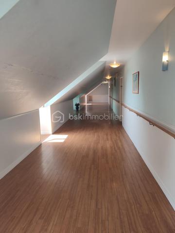 Visite Virtuelle sur demande! 

Dans la résidence-services privée Paul- Gauguin dans un secteur d'habitation pavillonnaire, à proximité de la coulée verte avec des nombreux espace vert et aux Portes de Paris.
Studio de 37 m2 situé au dernier étage sur deux niveaux composé: d' une grande pièce à vivre, une cuisine ouverte et une salle d'eau avec w-c respectant les normes PMR.

L'établissement est composé de 93 studios de 19m2 à 45m2 avec des services hôteliers (animation, service de blanchissage), soins infirmiers, kinésithérapie et orthophonie, aide à la personne, salon de coiffure et d'esthétique, sécurité 24/24h. Année de construction 1990.

Vendu loué fin de bail juin 2026.
Montant du loyer: 990 euros charges comprises.
Charge annuel: 5 880 euros
Taxe foncière: 904 euros.
Transports en commun: Bus 294, Tram T10.

Des travaux ont été réalisés au sein de la copropriété de la résidence senior. Ils comprennent la modernisation de l'ascenseur avec remplacement de certains éléments, le rafraichissement des parties communes ainsi que le renouvellement du système d'alarme par un dispositif plus sécurisé. 

Achat à réaliser pour personne âgée ou une personne PMR qui recherche un logement dans une résidence sécurisé ou pour un investissement locatif.

Gros Chênes - Noisette - Tombeau de Molé est un quartier de la ville de Verrières-le-Buisson situé dans le département de l’Essonne (91). Les 2 338 habitants de ce quartier (sur les 15 610 de la commune) ont un âge moyen de 45 ans. La catégorie socio-professionnelle la plus représentée dans le quartier est celle des cadres. Côté immobilier, les habitations du quartier sont réparties en 30 % de maisons et 70 % d'appartements. La part de logements sociaux est ici de 8 %. La taxe d'habitation s'élève à 17 % et la taxe foncière à 21 % (en moyenne pour le département : taxe d'habitation à 25 %, taxe foncière à 13 %). Quant à la taxe d’enlèvement des ordures ménagères, elle est de 5 % .

Pour planifiez une visite Mme Jihane Younsi EI est à votre disposition au 06.23.16.58.94 inscrite au R.S.A.C de Nanterre sous le numéro 88 309 04.