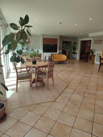 Visite Virtuelle sur demande! 

Dans la résidence-services privée Paul- Gauguin dans un secteur d'habitation pavillonnaire, à proximité de la coulée verte avec des nombreux espace vert et aux Portes de Paris.
Studio de 37 m2 situé au dernier étage sur deux niveaux composé: d' une grande pièce à vivre, une cuisine ouverte et une salle d'eau avec w-c respectant les normes PMR.

L'établissement est composé de 93 studios de 19m2 à 45m2 avec des services hôteliers (animation, service de blanchissage), soins infirmiers, kinésithérapie et orthophonie, aide à la personne, salon de coiffure et d'esthétique, sécurité 24/24h. Année de construction 1990.

Vendu loué fin de bail juin 2026.
Montant du loyer: 990 euros charges comprises.
Charge annuel: 5 880 euros
Taxe foncière: 904 euros.
Transports en commun: Bus 294, Tram T10.

Des travaux ont été réalisés au sein de la copropriété de la résidence senior. Ils comprennent la modernisation de l'ascenseur avec remplacement de certains éléments, le rafraichissement des parties communes ainsi que le renouvellement du système d'alarme par un dispositif plus sécurisé. 

Achat à réaliser pour personne âgée ou une personne PMR qui recherche un logement dans une résidence sécurisé ou pour un investissement locatif.

Gros Chênes - Noisette - Tombeau de Molé est un quartier de la ville de Verrières-le-Buisson situé dans le département de l’Essonne (91). Les 2 338 habitants de ce quartier (sur les 15 610 de la commune) ont un âge moyen de 45 ans. La catégorie socio-professionnelle la plus représentée dans le quartier est celle des cadres. Côté immobilier, les habitations du quartier sont réparties en 30 % de maisons et 70 % d'appartements. La part de logements sociaux est ici de 8 %. La taxe d'habitation s'élève à 17 % et la taxe foncière à 21 % (en moyenne pour le département : taxe d'habitation à 25 %, taxe foncière à 13 %). Quant à la taxe d’enlèvement des ordures ménagères, elle est de 5 % .

Pour planifiez une visite Mme Jihane Younsi EI est à votre disposition au 06.23.16.58.94 inscrite au R.S.A.C de Nanterre sous le numéro 88 309 04.