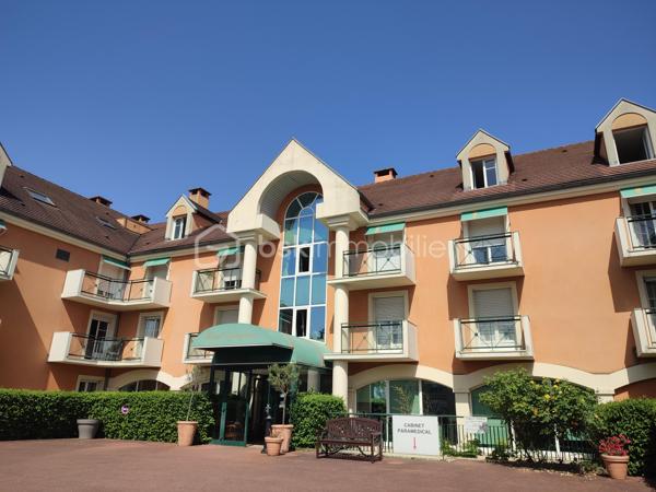 Visite Virtuelle sur demande! 

Dans la résidence-services privée Paul- Gauguin dans un secteur d'habitation pavillonnaire, à proximité de la coulée verte avec des nombreux espace vert et aux Portes de Paris.
Studio de 37 m2 situé au dernier étage sur deux niveaux composé: d' une grande pièce à vivre, une cuisine ouverte et une salle d'eau avec w-c respectant les normes PMR.

L'établissement est composé de 93 studios de 19m2 à 45m2 avec des services hôteliers (animation, service de blanchissage), soins infirmiers, kinésithérapie et orthophonie, aide à la personne, salon de coiffure et d'esthétique, sécurité 24/24h. Année de construction 1990.

Vendu loué fin de bail juin 2026.
Montant du loyer: 990 euros charges comprises.
Charge annuel: 5 880 euros
Taxe foncière: 904 euros.
Transports en commun: Bus 294, Tram T10.

Des travaux ont été réalisés au sein de la copropriété de la résidence senior. Ils comprennent la modernisation de l'ascenseur avec remplacement de certains éléments, le rafraichissement des parties communes ainsi que le renouvellement du système d'alarme par un dispositif plus sécurisé. 

Achat à réaliser pour personne âgée ou une personne PMR qui recherche un logement dans une résidence sécurisé ou pour un investissement locatif.

Gros Chênes - Noisette - Tombeau de Molé est un quartier de la ville de Verrières-le-Buisson situé dans le département de l’Essonne (91). Les 2 338 habitants de ce quartier (sur les 15 610 de la commune) ont un âge moyen de 45 ans. La catégorie socio-professionnelle la plus représentée dans le quartier est celle des cadres. Côté immobilier, les habitations du quartier sont réparties en 30 % de maisons et 70 % d'appartements. La part de logements sociaux est ici de 8 %. La taxe d'habitation s'élève à 17 % et la taxe foncière à 21 % (en moyenne pour le département : taxe d'habitation à 25 %, taxe foncière à 13 %). Quant à la taxe d’enlèvement des ordures ménagères, elle est de 5 % .

Pour planifiez une visite Mme Jihane Younsi EI est à votre disposition au 06.23.16.58.94 inscrite au R.S.A.C de Nanterre sous le numéro 88 309 04.