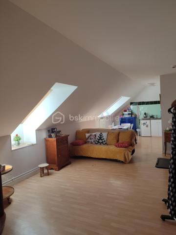 Visite Virtuelle sur demande! 

Dans la résidence-services privée Paul- Gauguin dans un secteur d'habitation pavillonnaire, à proximité de la coulée verte avec des nombreux espace vert et aux Portes de Paris.
Studio de 37 m2 situé au dernier étage sur deux niveaux composé: d' une grande pièce à vivre, une cuisine ouverte et une salle d'eau avec w-c respectant les normes PMR.

L'établissement est composé de 93 studios de 19m2 à 45m2 avec des services hôteliers (animation, service de blanchissage), soins infirmiers, kinésithérapie et orthophonie, aide à la personne, salon de coiffure et d'esthétique, sécurité 24/24h. Année de construction 1990.

Vendu loué fin de bail juin 2026.
Montant du loyer: 990 euros charges comprises.
Charge annuel: 5 880 euros
Taxe foncière: 904 euros.
Transports en commun: Bus 294, Tram T10.

Des travaux ont été réalisés au sein de la copropriété de la résidence senior. Ils comprennent la modernisation de l'ascenseur avec remplacement de certains éléments, le rafraichissement des parties communes ainsi que le renouvellement du système d'alarme par un dispositif plus sécurisé. 

Achat à réaliser pour personne âgée ou une personne PMR qui recherche un logement dans une résidence sécurisé ou pour un investissement locatif.

Gros Chênes - Noisette - Tombeau de Molé est un quartier de la ville de Verrières-le-Buisson situé dans le département de l’Essonne (91). Les 2 338 habitants de ce quartier (sur les 15 610 de la commune) ont un âge moyen de 45 ans. La catégorie socio-professionnelle la plus représentée dans le quartier est celle des cadres. Côté immobilier, les habitations du quartier sont réparties en 30 % de maisons et 70 % d'appartements. La part de logements sociaux est ici de 8 %. La taxe d'habitation s'élève à 17 % et la taxe foncière à 21 % (en moyenne pour le département : taxe d'habitation à 25 %, taxe foncière à 13 %). Quant à la taxe d’enlèvement des ordures ménagères, elle est de 5 % .

Pour planifiez une visite Mme Jihane Younsi EI est à votre disposition au 06.23.16.58.94 inscrite au R.S.A.C de Nanterre sous le numéro 88 309 04.