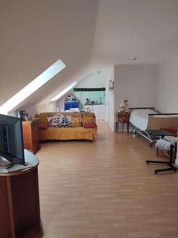Visite Virtuelle sur demande! 

Dans la résidence-services privée Paul- Gauguin dans un secteur d'habitation pavillonnaire, à proximité de la coulée verte avec des nombreux espace vert et aux Portes de Paris.
Studio de 37 m2 situé au dernier étage sur deux niveaux composé: d' une grande pièce à vivre, une cuisine ouverte et une salle d'eau avec w-c respectant les normes PMR.

L'établissement est composé de 93 studios de 19m2 à 45m2 avec des services hôteliers (animation, service de blanchissage), soins infirmiers, kinésithérapie et orthophonie, aide à la personne, salon de coiffure et d'esthétique, sécurité 24/24h. Année de construction 1990.

Vendu loué fin de bail juin 2026.
Montant du loyer: 990 euros charges comprises.
Charge annuel: 5 880 euros
Taxe foncière: 904 euros.
Transports en commun: Bus 294, Tram T10.

Des travaux ont été réalisés au sein de la copropriété de la résidence senior. Ils comprennent la modernisation de l'ascenseur avec remplacement de certains éléments, le rafraichissement des parties communes ainsi que le renouvellement du système d'alarme par un dispositif plus sécurisé. 

Achat à réaliser pour personne âgée ou une personne PMR qui recherche un logement dans une résidence sécurisé ou pour un investissement locatif.

Gros Chênes - Noisette - Tombeau de Molé est un quartier de la ville de Verrières-le-Buisson situé dans le département de l’Essonne (91). Les 2 338 habitants de ce quartier (sur les 15 610 de la commune) ont un âge moyen de 45 ans. La catégorie socio-professionnelle la plus représentée dans le quartier est celle des cadres. Côté immobilier, les habitations du quartier sont réparties en 30 % de maisons et 70 % d'appartements. La part de logements sociaux est ici de 8 %. La taxe d'habitation s'élève à 17 % et la taxe foncière à 21 % (en moyenne pour le département : taxe d'habitation à 25 %, taxe foncière à 13 %). Quant à la taxe d’enlèvement des ordures ménagères, elle est de 5 % .

Pour planifiez une visite Mme Jihane Younsi EI est à votre disposition au 06.23.16.58.94 inscrite au R.S.A.C de Nanterre sous le numéro 88 309 04.