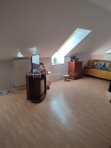 Visite Virtuelle sur demande! 

Dans la résidence-services privée Paul- Gauguin dans un secteur d'habitation pavillonnaire, à proximité de la coulée verte avec des nombreux espace vert et aux Portes de Paris.
Studio de 37 m2 situé au dernier étage sur deux niveaux composé: d' une grande pièce à vivre, une cuisine ouverte et une salle d'eau avec w-c respectant les normes PMR.

L'établissement est composé de 93 studios de 19m2 à 45m2 avec des services hôteliers (animation, service de blanchissage), soins infirmiers, kinésithérapie et orthophonie, aide à la personne, salon de coiffure et d'esthétique, sécurité 24/24h. Année de construction 1990.

Vendu loué fin de bail juin 2026.
Montant du loyer: 990 euros charges comprises.
Charge annuel: 5 880 euros
Taxe foncière: 904 euros.
Transports en commun: Bus 294, Tram T10.

Des travaux ont été réalisés au sein de la copropriété de la résidence senior. Ils comprennent la modernisation de l'ascenseur avec remplacement de certains éléments, le rafraichissement des parties communes ainsi que le renouvellement du système d'alarme par un dispositif plus sécurisé. 

Achat à réaliser pour personne âgée ou une personne PMR qui recherche un logement dans une résidence sécurisé ou pour un investissement locatif.

Gros Chênes - Noisette - Tombeau de Molé est un quartier de la ville de Verrières-le-Buisson situé dans le département de l’Essonne (91). Les 2 338 habitants de ce quartier (sur les 15 610 de la commune) ont un âge moyen de 45 ans. La catégorie socio-professionnelle la plus représentée dans le quartier est celle des cadres. Côté immobilier, les habitations du quartier sont réparties en 30 % de maisons et 70 % d'appartements. La part de logements sociaux est ici de 8 %. La taxe d'habitation s'élève à 17 % et la taxe foncière à 21 % (en moyenne pour le département : taxe d'habitation à 25 %, taxe foncière à 13 %). Quant à la taxe d’enlèvement des ordures ménagères, elle est de 5 % .

Pour planifiez une visite Mme Jihane Younsi EI est à votre disposition au 06.23.16.58.94 inscrite au R.S.A.C de Nanterre sous le numéro 88 309 04.
