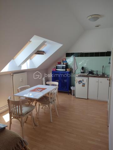 Visite Virtuelle sur demande! 

Dans la résidence-services privée Paul- Gauguin dans un secteur d'habitation pavillonnaire, à proximité de la coulée verte avec des nombreux espace vert et aux Portes de Paris.
Studio de 37 m2 situé au dernier étage sur deux niveaux composé: d' une grande pièce à vivre, une cuisine ouverte et une salle d'eau avec w-c respectant les normes PMR.

L'établissement est composé de 93 studios de 19m2 à 45m2 avec des services hôteliers (animation, service de blanchissage), soins infirmiers, kinésithérapie et orthophonie, aide à la personne, salon de coiffure et d'esthétique, sécurité 24/24h. Année de construction 1990.

Vendu loué fin de bail juin 2026.
Montant du loyer: 990 euros charges comprises.
Charge annuel: 5 880 euros
Taxe foncière: 904 euros.
Transports en commun: Bus 294, Tram T10.

Des travaux ont été réalisés au sein de la copropriété de la résidence senior. Ils comprennent la modernisation de l'ascenseur avec remplacement de certains éléments, le rafraichissement des parties communes ainsi que le renouvellement du système d'alarme par un dispositif plus sécurisé. 

Achat à réaliser pour personne âgée ou une personne PMR qui recherche un logement dans une résidence sécurisé ou pour un investissement locatif.

Gros Chênes - Noisette - Tombeau de Molé est un quartier de la ville de Verrières-le-Buisson situé dans le département de l’Essonne (91). Les 2 338 habitants de ce quartier (sur les 15 610 de la commune) ont un âge moyen de 45 ans. La catégorie socio-professionnelle la plus représentée dans le quartier est celle des cadres. Côté immobilier, les habitations du quartier sont réparties en 30 % de maisons et 70 % d'appartements. La part de logements sociaux est ici de 8 %. La taxe d'habitation s'élève à 17 % et la taxe foncière à 21 % (en moyenne pour le département : taxe d'habitation à 25 %, taxe foncière à 13 %). Quant à la taxe d’enlèvement des ordures ménagères, elle est de 5 % .

Pour planifiez une visite Mme Jihane Younsi EI est à votre disposition au 06.23.16.58.94 inscrite au R.S.A.C de Nanterre sous le numéro 88 309 04.