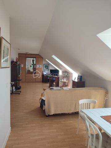 Visite Virtuelle sur demande! 

Dans la résidence-services privée Paul- Gauguin dans un secteur d'habitation pavillonnaire, à proximité de la coulée verte avec des nombreux espace vert et aux Portes de Paris.
Studio de 37 m2 situé au dernier étage sur deux niveaux composé: d' une grande pièce à vivre, une cuisine ouverte et une salle d'eau avec w-c respectant les normes PMR.

L'établissement est composé de 93 studios de 19m2 à 45m2 avec des services hôteliers (animation, service de blanchissage), soins infirmiers, kinésithérapie et orthophonie, aide à la personne, salon de coiffure et d'esthétique, sécurité 24/24h. Année de construction 1990.

Vendu loué fin de bail juin 2026.
Montant du loyer: 990 euros charges comprises.
Charge annuel: 5 880 euros
Taxe foncière: 904 euros.
Transports en commun: Bus 294, Tram T10.

Des travaux ont été réalisés au sein de la copropriété de la résidence senior. Ils comprennent la modernisation de l'ascenseur avec remplacement de certains éléments, le rafraichissement des parties communes ainsi que le renouvellement du système d'alarme par un dispositif plus sécurisé. 

Achat à réaliser pour personne âgée ou une personne PMR qui recherche un logement dans une résidence sécurisé ou pour un investissement locatif.

Gros Chênes - Noisette - Tombeau de Molé est un quartier de la ville de Verrières-le-Buisson situé dans le département de l’Essonne (91). Les 2 338 habitants de ce quartier (sur les 15 610 de la commune) ont un âge moyen de 45 ans. La catégorie socio-professionnelle la plus représentée dans le quartier est celle des cadres. Côté immobilier, les habitations du quartier sont réparties en 30 % de maisons et 70 % d'appartements. La part de logements sociaux est ici de 8 %. La taxe d'habitation s'élève à 17 % et la taxe foncière à 21 % (en moyenne pour le département : taxe d'habitation à 25 %, taxe foncière à 13 %). Quant à la taxe d’enlèvement des ordures ménagères, elle est de 5 % .

Pour planifiez une visite Mme Jihane Younsi EI est à votre disposition au 06.23.16.58.94 inscrite au R.S.A.C de Nanterre sous le numéro 88 309 04.