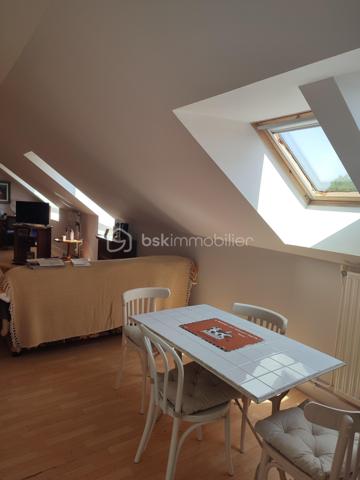 Visite Virtuelle sur demande! 

Dans la résidence-services privée Paul- Gauguin dans un secteur d'habitation pavillonnaire, à proximité de la coulée verte avec des nombreux espace vert et aux Portes de Paris.
Studio de 37 m2 situé au dernier étage sur deux niveaux composé: d' une grande pièce à vivre, une cuisine ouverte et une salle d'eau avec w-c respectant les normes PMR.

L'établissement est composé de 93 studios de 19m2 à 45m2 avec des services hôteliers (animation, service de blanchissage), soins infirmiers, kinésithérapie et orthophonie, aide à la personne, salon de coiffure et d'esthétique, sécurité 24/24h. Année de construction 1990.

Vendu loué fin de bail juin 2026.
Montant du loyer: 990 euros charges comprises.
Charge annuel: 5 880 euros
Taxe foncière: 904 euros.
Transports en commun: Bus 294, Tram T10.

Des travaux ont été réalisés au sein de la copropriété de la résidence senior. Ils comprennent la modernisation de l'ascenseur avec remplacement de certains éléments, le rafraichissement des parties communes ainsi que le renouvellement du système d'alarme par un dispositif plus sécurisé. 

Achat à réaliser pour personne âgée ou une personne PMR qui recherche un logement dans une résidence sécurisé ou pour un investissement locatif.

Gros Chênes - Noisette - Tombeau de Molé est un quartier de la ville de Verrières-le-Buisson situé dans le département de l’Essonne (91). Les 2 338 habitants de ce quartier (sur les 15 610 de la commune) ont un âge moyen de 45 ans. La catégorie socio-professionnelle la plus représentée dans le quartier est celle des cadres. Côté immobilier, les habitations du quartier sont réparties en 30 % de maisons et 70 % d'appartements. La part de logements sociaux est ici de 8 %. La taxe d'habitation s'élève à 17 % et la taxe foncière à 21 % (en moyenne pour le département : taxe d'habitation à 25 %, taxe foncière à 13 %). Quant à la taxe d’enlèvement des ordures ménagères, elle est de 5 % .

Pour planifiez une visite Mme Jihane Younsi EI est à votre disposition au 06.23.16.58.94 inscrite au R.S.A.C de Nanterre sous le numéro 88 309 04.