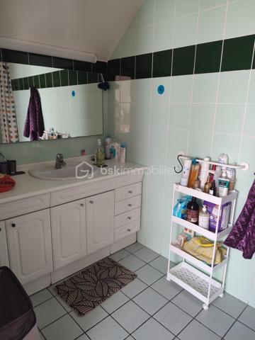Visite Virtuelle sur demande! 

Dans la résidence-services privée Paul- Gauguin dans un secteur d'habitation pavillonnaire, à proximité de la coulée verte avec des nombreux espace vert et aux Portes de Paris.
Studio de 37 m2 situé au dernier étage sur deux niveaux composé: d' une grande pièce à vivre, une cuisine ouverte et une salle d'eau avec w-c respectant les normes PMR.

L'établissement est composé de 93 studios de 19m2 à 45m2 avec des services hôteliers (animation, service de blanchissage), soins infirmiers, kinésithérapie et orthophonie, aide à la personne, salon de coiffure et d'esthétique, sécurité 24/24h. Année de construction 1990.

Vendu loué fin de bail juin 2026.
Montant du loyer: 990 euros charges comprises.
Charge annuel: 5 880 euros
Taxe foncière: 904 euros.
Transports en commun: Bus 294, Tram T10.

Des travaux ont été réalisés au sein de la copropriété de la résidence senior. Ils comprennent la modernisation de l'ascenseur avec remplacement de certains éléments, le rafraichissement des parties communes ainsi que le renouvellement du système d'alarme par un dispositif plus sécurisé. 

Achat à réaliser pour personne âgée ou une personne PMR qui recherche un logement dans une résidence sécurisé ou pour un investissement locatif.

Gros Chênes - Noisette - Tombeau de Molé est un quartier de la ville de Verrières-le-Buisson situé dans le département de l’Essonne (91). Les 2 338 habitants de ce quartier (sur les 15 610 de la commune) ont un âge moyen de 45 ans. La catégorie socio-professionnelle la plus représentée dans le quartier est celle des cadres. Côté immobilier, les habitations du quartier sont réparties en 30 % de maisons et 70 % d'appartements. La part de logements sociaux est ici de 8 %. La taxe d'habitation s'élève à 17 % et la taxe foncière à 21 % (en moyenne pour le département : taxe d'habitation à 25 %, taxe foncière à 13 %). Quant à la taxe d’enlèvement des ordures ménagères, elle est de 5 % .

Pour planifiez une visite Mme Jihane Younsi EI est à votre disposition au 06.23.16.58.94 inscrite au R.S.A.C de Nanterre sous le numéro 88 309 04.