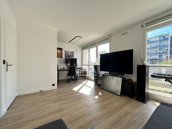 STUDIO ENTIÈREMENT RÉNOVÉ A VENDRE A PLAISIR - GARE GRIGNON