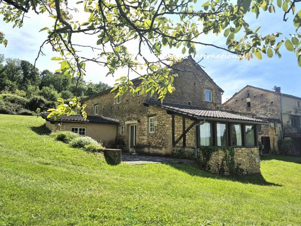 Superbe propriété en pierre de caractère avec gîte, annexe et vue dégagée