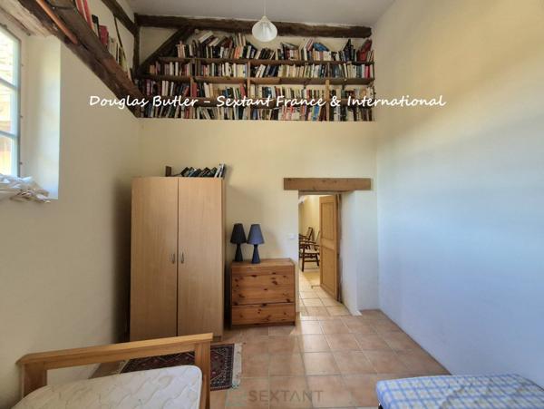 Superbe propriété en pierre de caractère avec gîte, annexe et vue dégagée