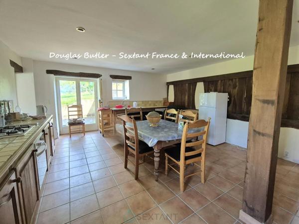 Superbe propriété en pierre de caractère avec gîte, annexe et vue dégagée