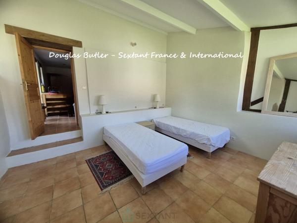 Superbe propriété en pierre de caractère avec gîte, annexe et vue dégagée