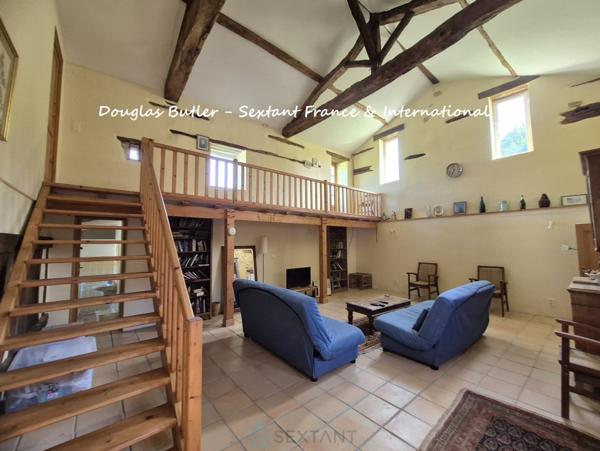 Superbe propriété en pierre de caractère avec gîte, annexe et vue dégagée