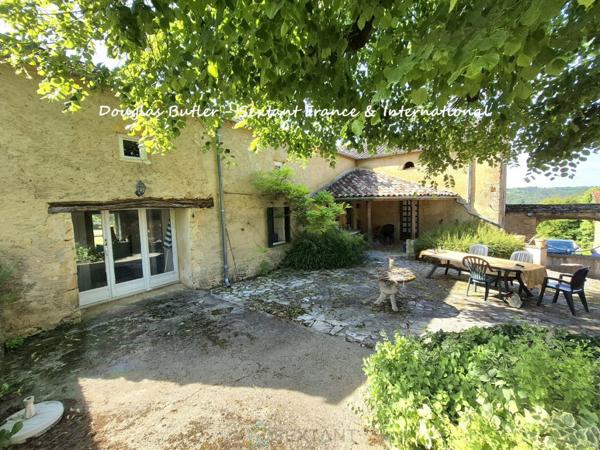 Superbe propriété en pierre de caractère avec gîte, annexe et vue dégagée