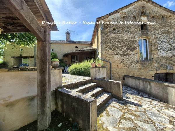 Superbe propriété en pierre de caractère avec gîte, annexe et vue dégagée