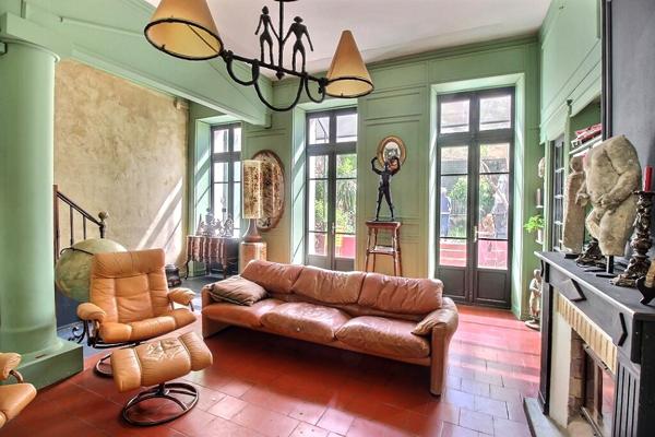 Marseille8ème- RUE PARADIS -cession de bail- local plus appartement/bureaux -jardin .