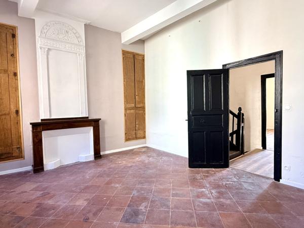 Maison de village entièrement rénovée – 145 m² – Cour privative – Garage 45 m² - Castelnaudary (11400)