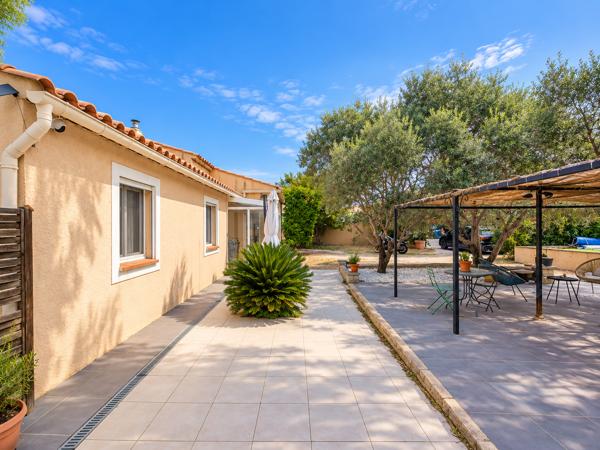 JONQUIERES- VILLA PLAIN PIED 5 PIECES AVEC PISCINE SUR 960M2 DE TERRAIN
