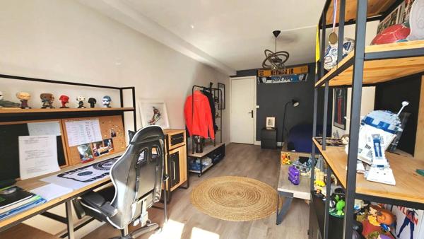Vente                                                      Appartement
                        
                     5 pièces                      104 m2                     à Beynes
