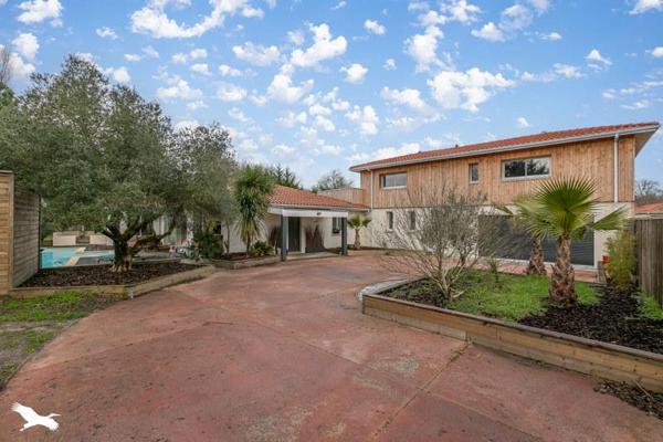 Maison à vendre |  Salles |  8 pièces | 270 m²