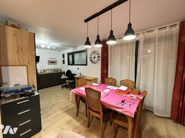 Proche toutes commodités confortable maison contemporaine sur terrain clos d'environ 320 m²